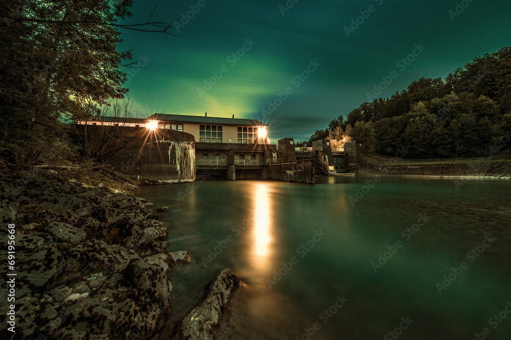Obraz premium Stauwehr in Bad Tölz bei Nacht