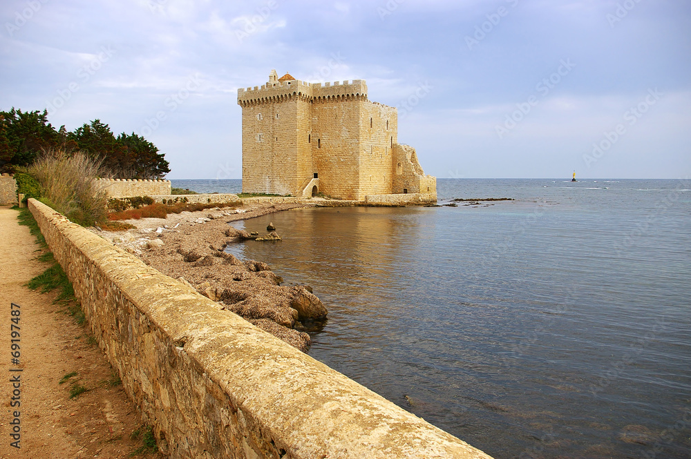 Cote d'Azur: monastere fortifie de l'abbaye sur l'ile Saint-Hono