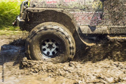Φωτογραφία Car's wheels in mud in the forest, off-road
