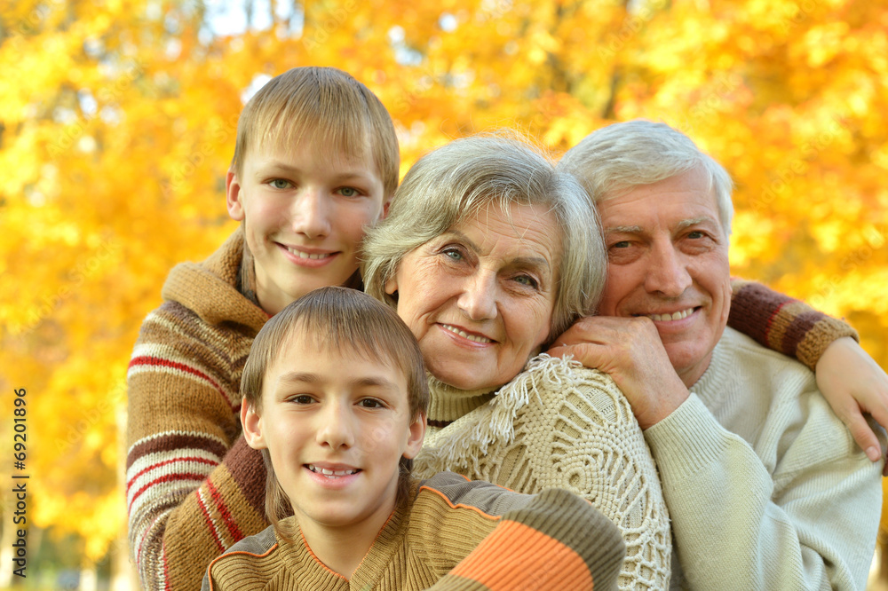 Fototapeta premium Friendly family in park