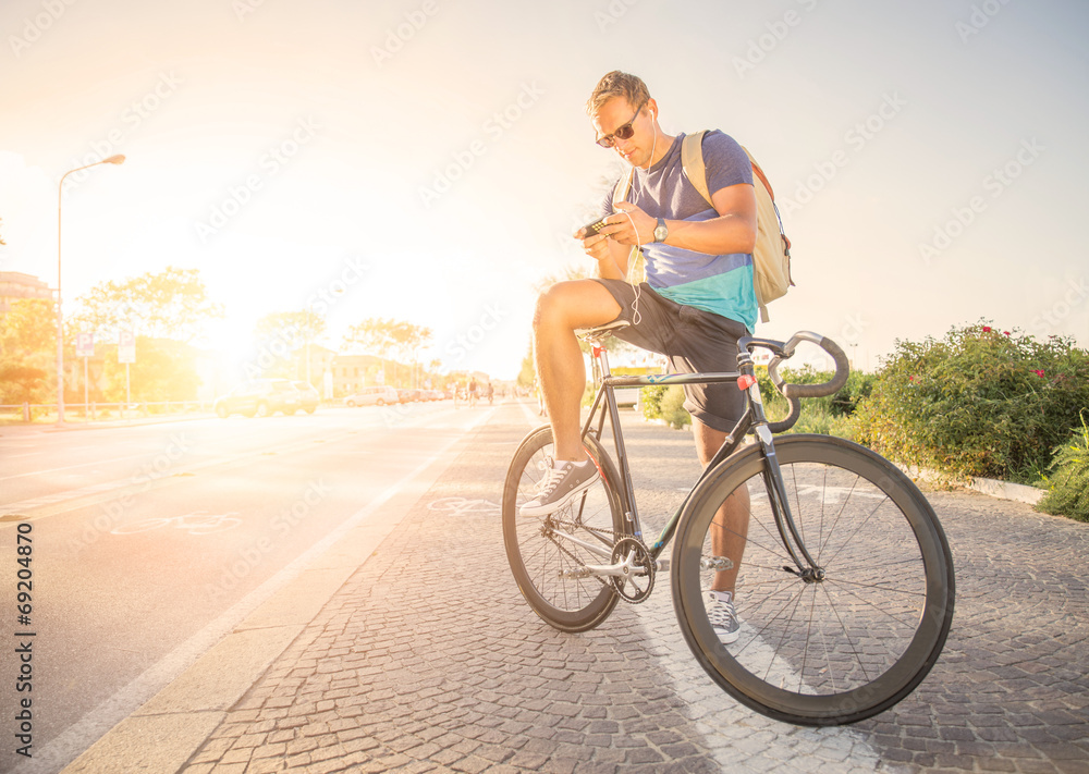 Naklejka premium Man on bicycle at sunset