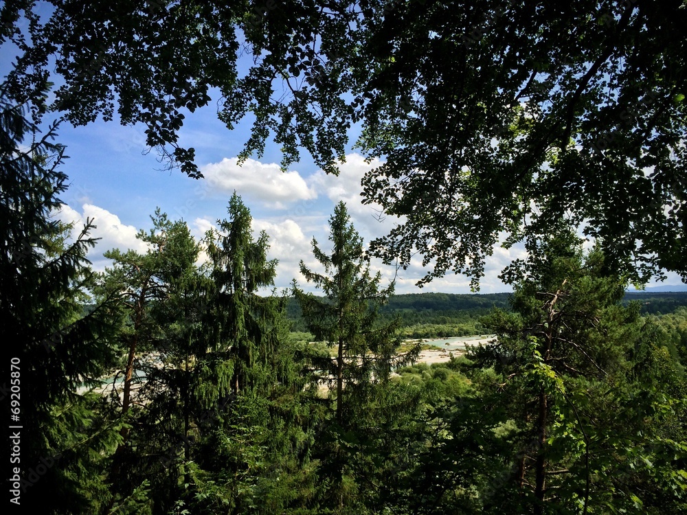 Blick aus dem Wald auf die Isar