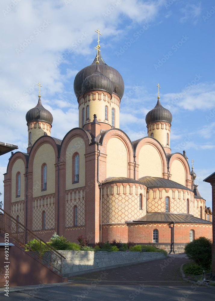 Успенский собор в Пюхтицком монастыре летним утром. Эстония