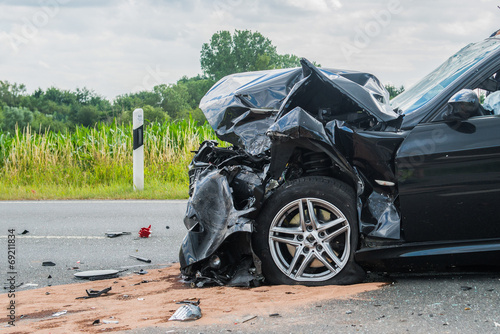Beschädigtes Auto nach Verkehrsunfall photo