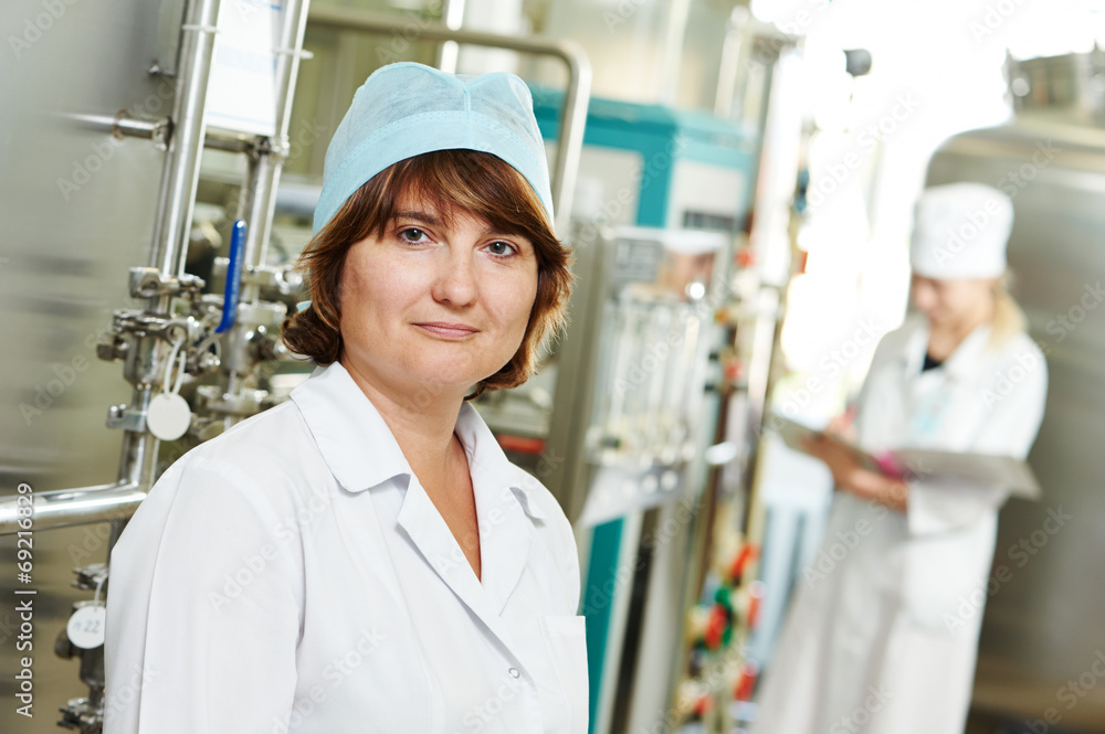 Obraz premium pharmaceutical factory worker