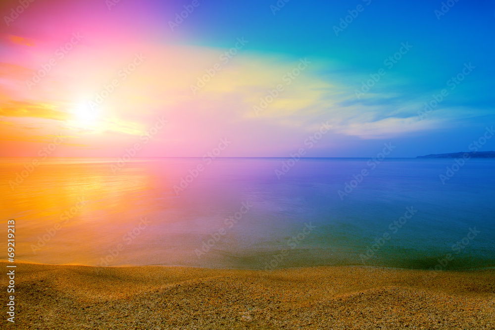 Fototapeta premium Magiczny tęczowy wschód słońca nad morzem