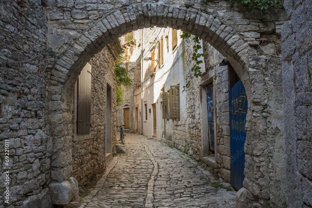 Naklejka Stara i wąska ulica, brukujący brukowali kamienie, bela, Chorwacja