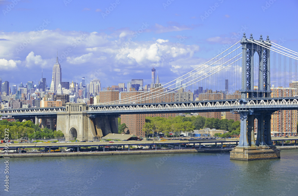 Fototapeta premium Manhattan Bridge and New York City skyline