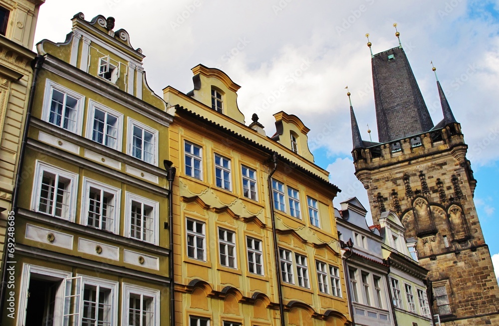 Fototapeta premium Prag, Hausfassaden und Brückenturm