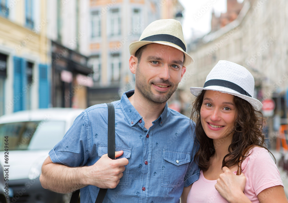 Obraz premium Young couple visiting city during holidays