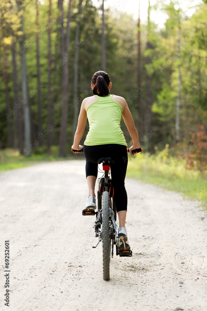 Naklejka premium Female tourist with bicycle