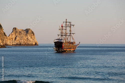 Fotografi Alanya - the pirate ship at the beach of Cleopatra