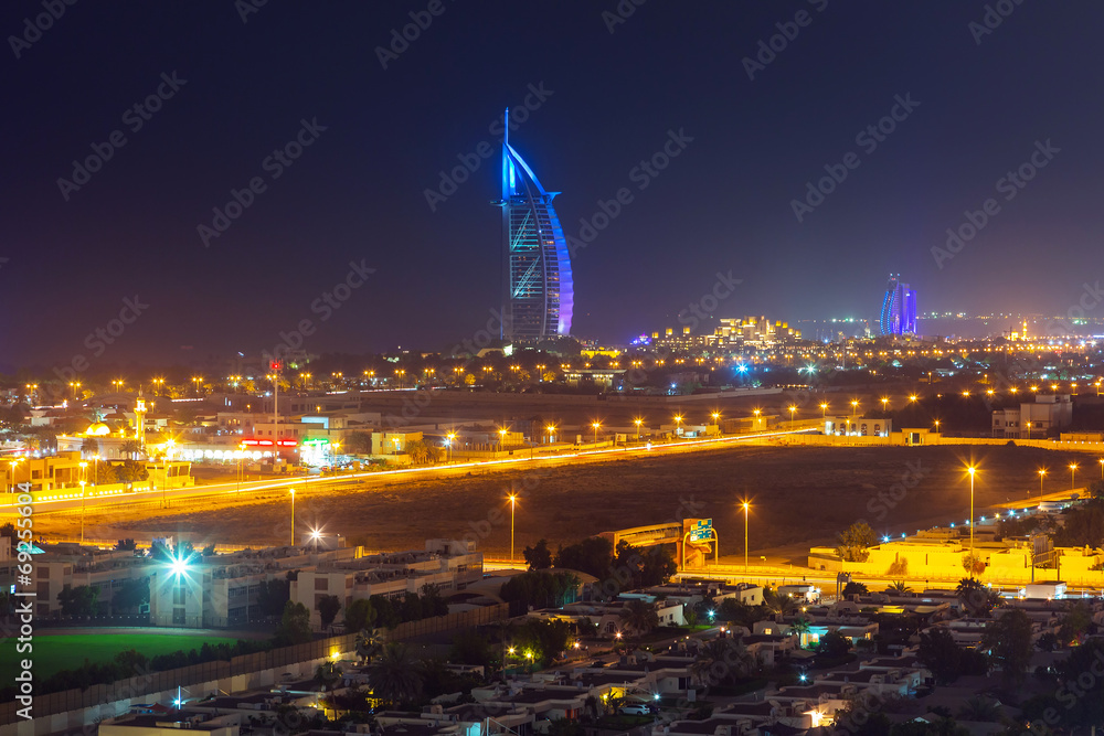 Obraz premium Cityscape of Dubai at night, UAE