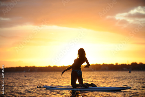 Wallpaper Mural Frau auf einem SUP im Morgengrauen  Torontodigital.ca