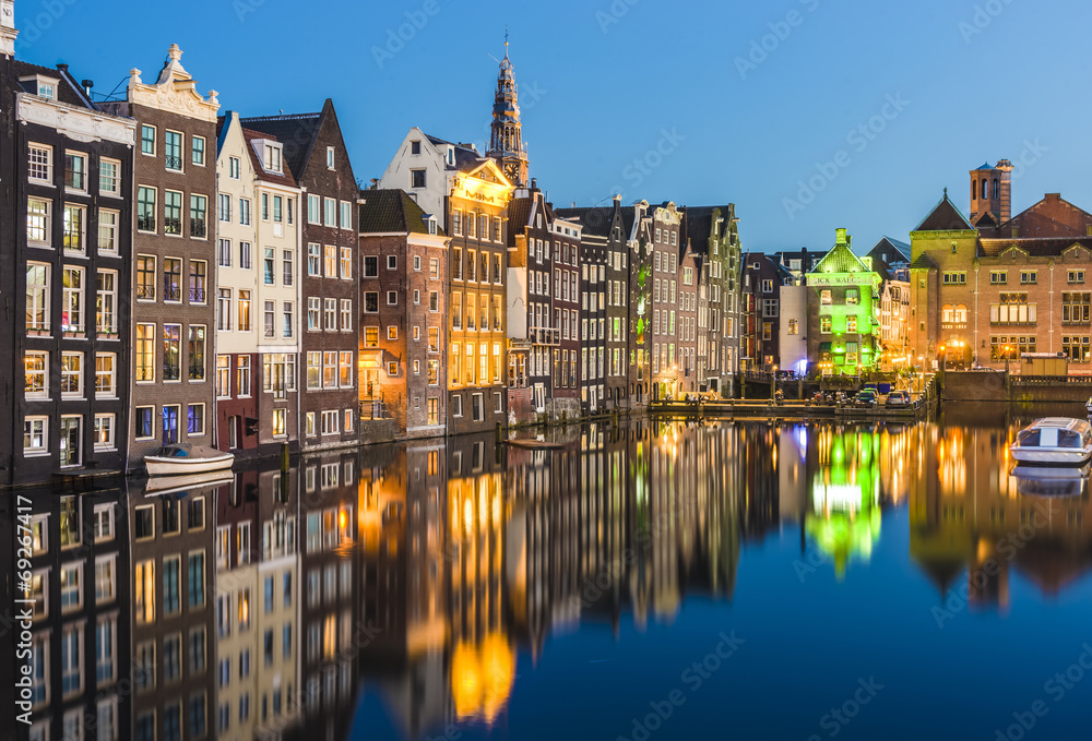 Fototapeta premium The Damrak canal in Amsterdam, Netherlands.