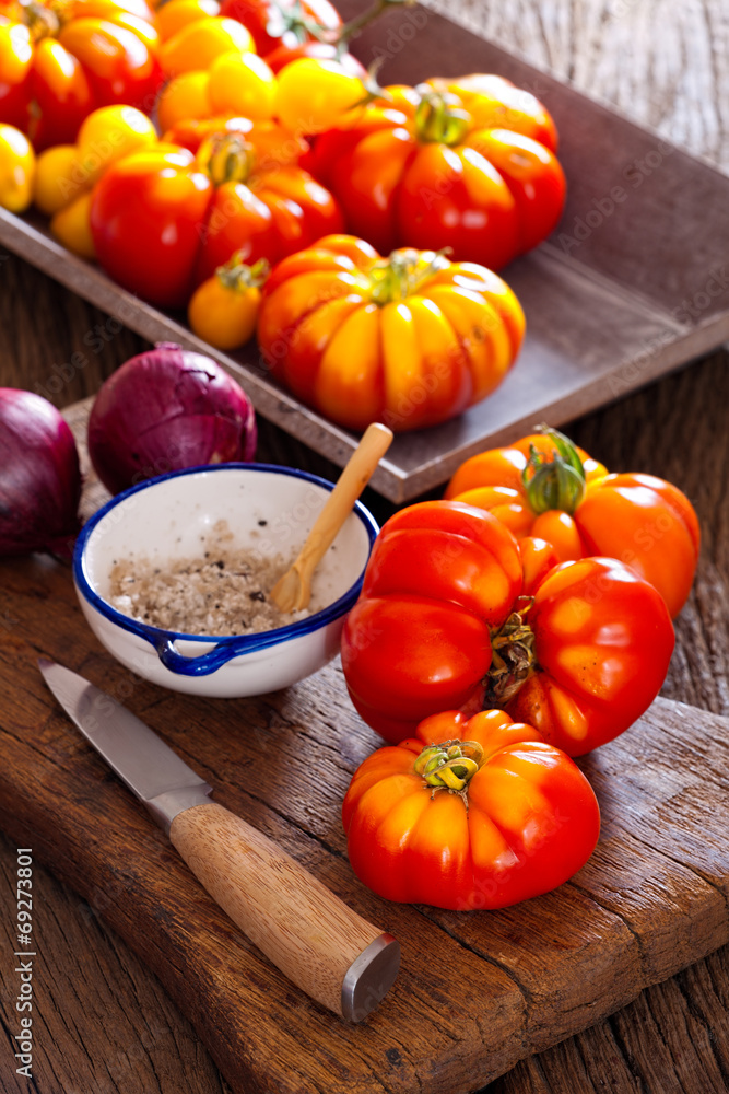 Fleischtomaten, Salzschale mit Löffel und ein Messer Fleischtomaten, Salzschale mit Löffel und ein Messer