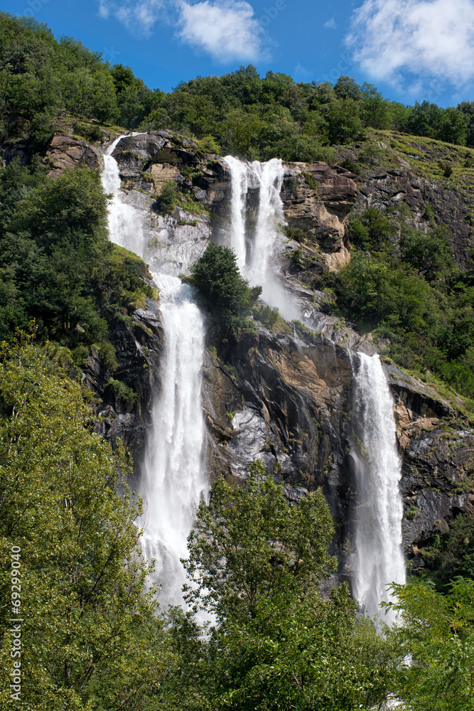 Obraz premium Twin waterfall cascading down a mountainside