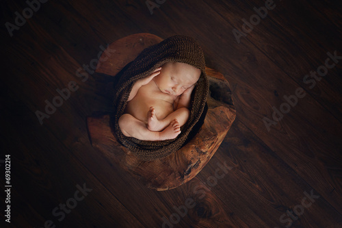 Obraz na płótnie Sleeping Newborn Baby in Basket or wooden bowl w salonie
