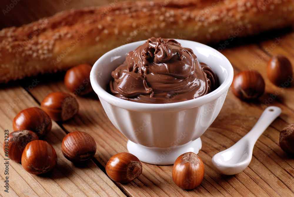 crema di cioccolato alle nocciole crema di cioccolato alle nocciole