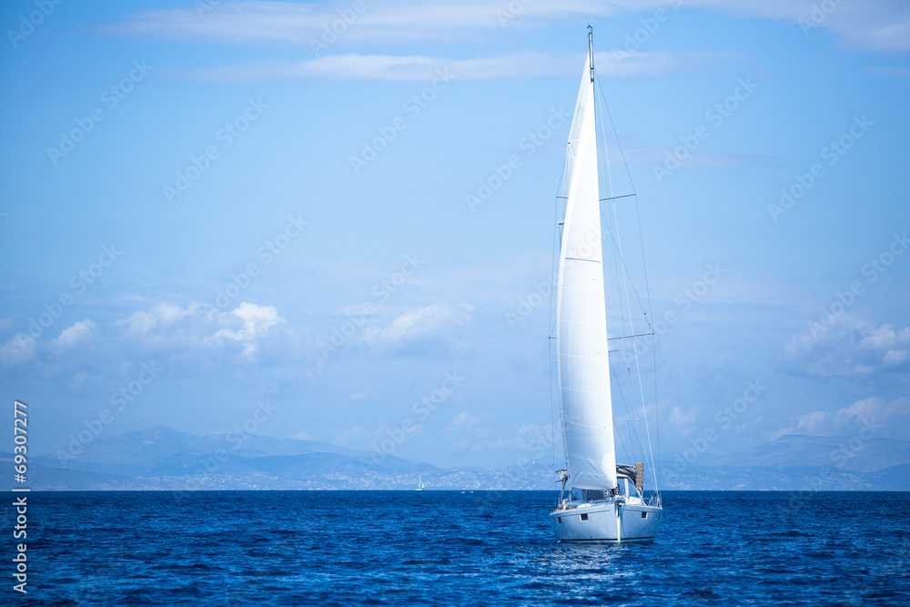 Naklejka premium Boat in sailing regatta. Luxury yachts.