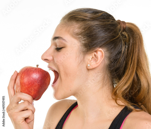 Ragazza che mangia una mela photo