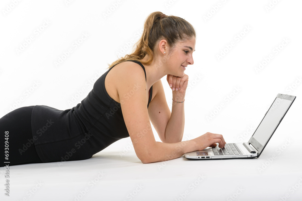 Naklejka premium Ragazza lavora a computer