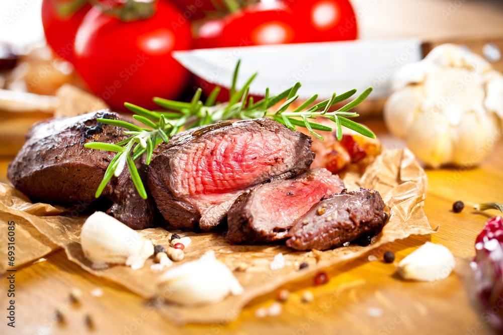 Saftiges steak fleisch auf dem Tisch Saftiges steak fleisch auf dem Tisch