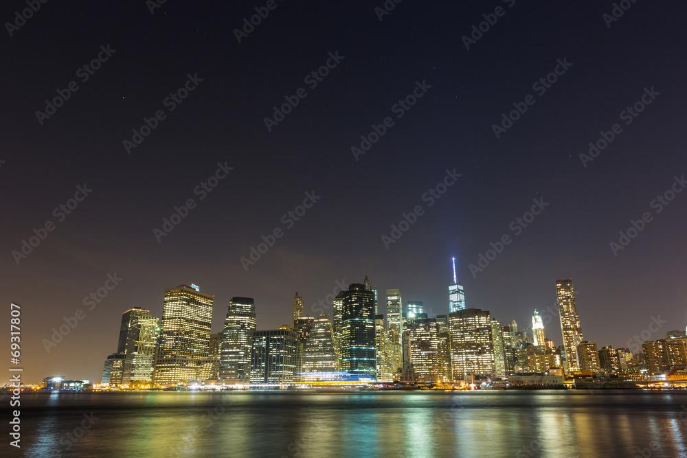 Skyscrapers in New York Downtown at Night - obrazy, fototapety, plakaty 