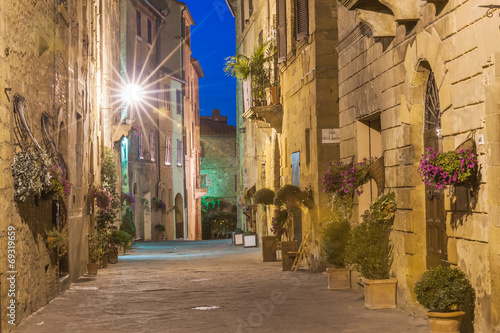 Fototapeta Naklejka Na Ścianę i Meble -  The Italian town late at night in Tuscany