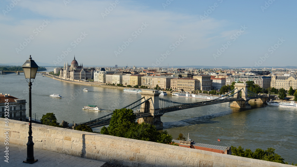 Chain bridge and the Hungarian Paliament