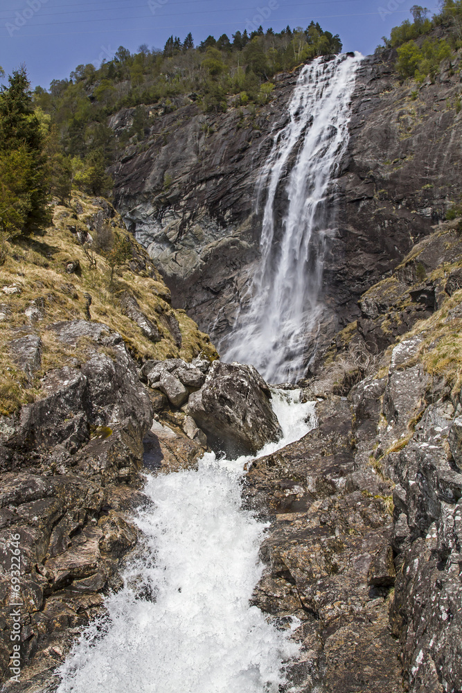 Naklejka premium Wasserfall am Sognefjord