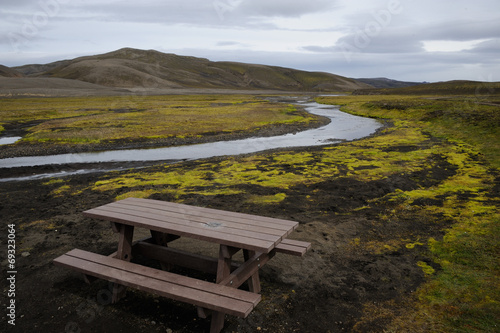 rivière islandaise et table de picnic
