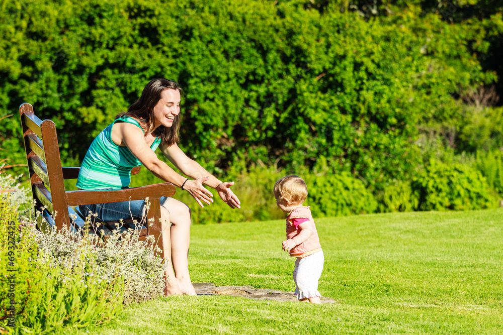 Obraz premium Mädchen macht erste Schritte im Park