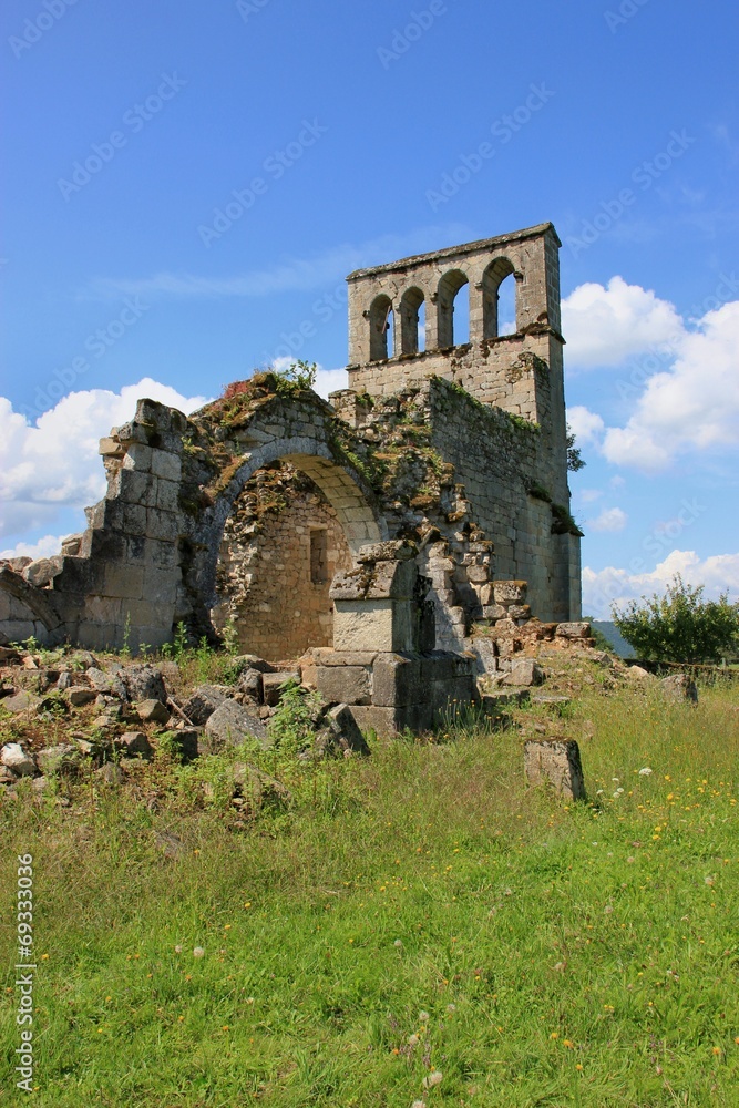 Eglise ruinée du vieux boug de Saint-Geniez-ô-Merle.(Corrèze)
