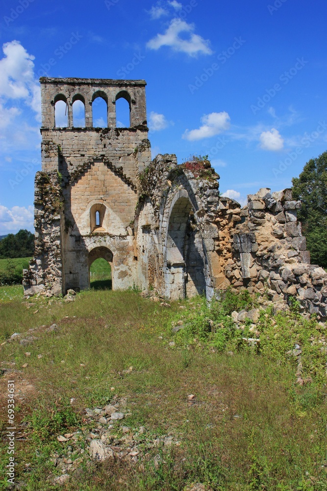 Eglise ruinée du vieux boug de Saint-Geniez-ô-Merle.(Corrèze) Eglise ruinée du vieux boug de Saint-Geniez-ô-Merle.(Corrèze)
