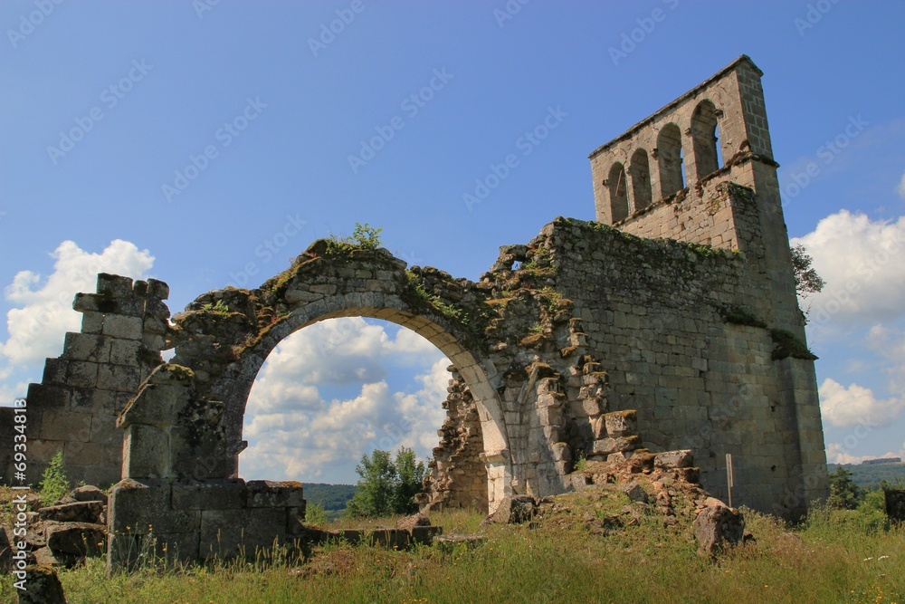 Eglise ruinée du vieux boug de Saint-Geniez-ô-Merle.(Corrèze)
