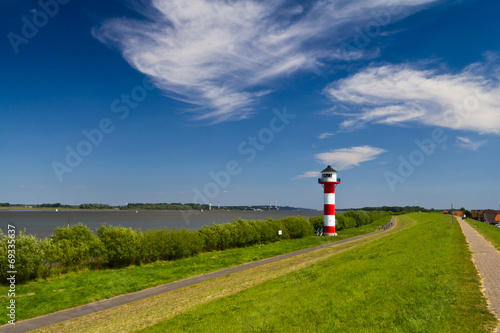 Leuchtturm an der Elbe photo