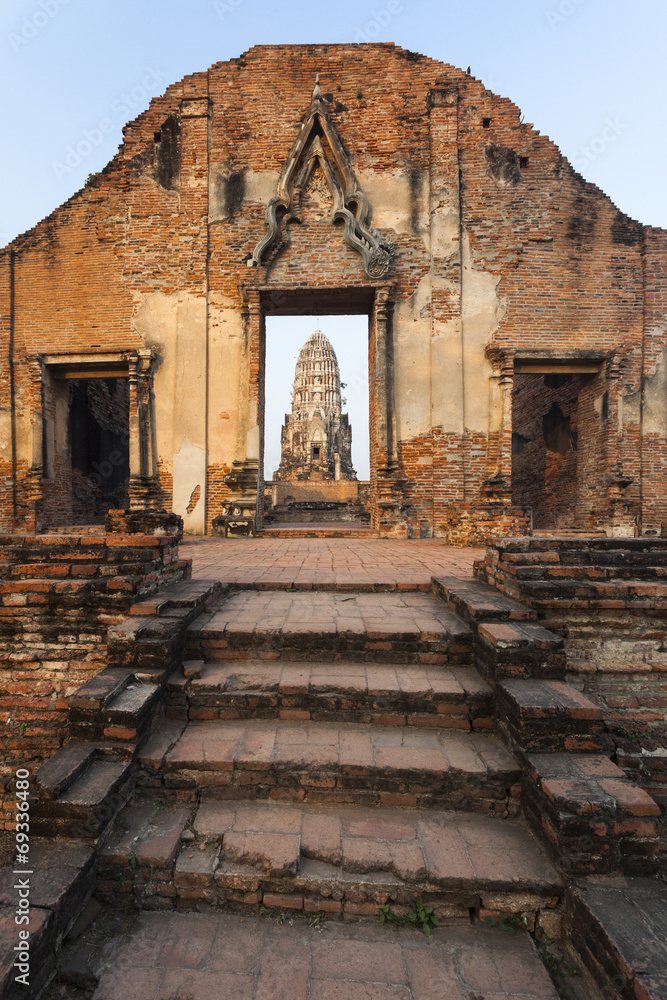 Fototapeta premium Eingang zum Wat Ratchaburana in Ayutthaya