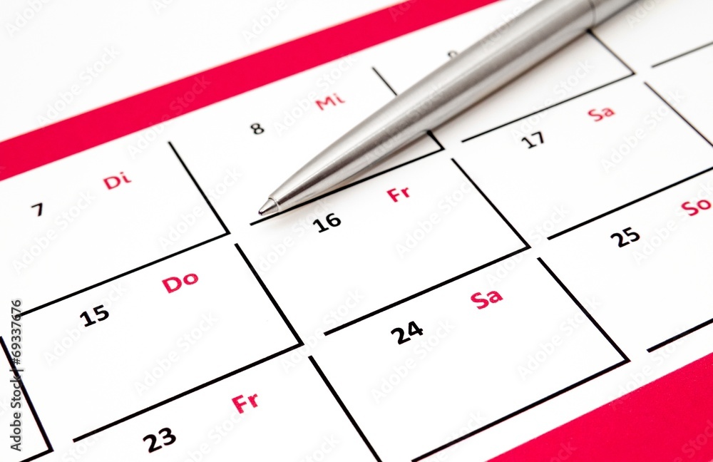 Kalender mit Kugelschreiber mit Textfreiraum Kalender mit Kugelschreiber mit Textfreiraum