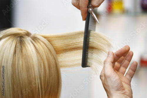Woman Haircut the hair in salon