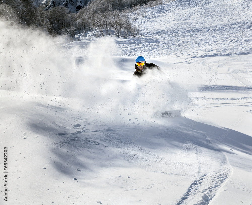 Naklejka premium Snowboarder moving down