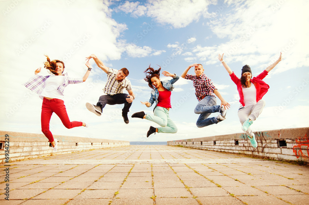 Obraz premium group of teenagers jumping