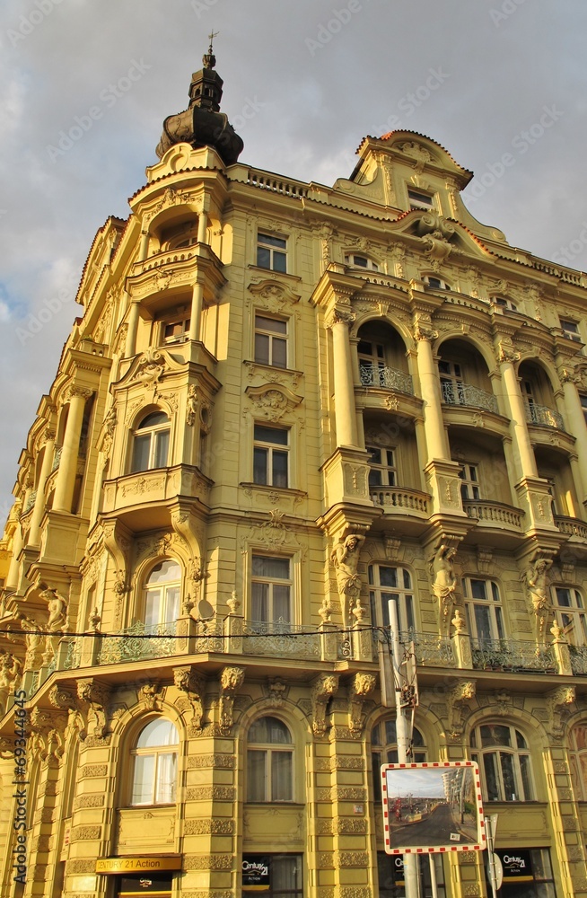 Prag, Gebäude mit Erker und Balkonen