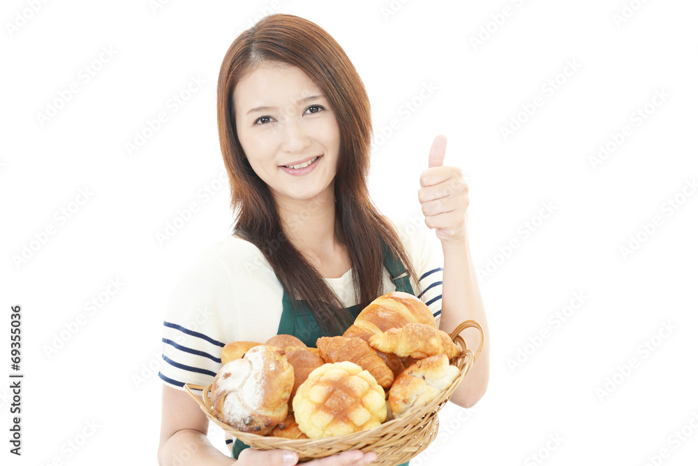 パンを持つ笑顔の女性