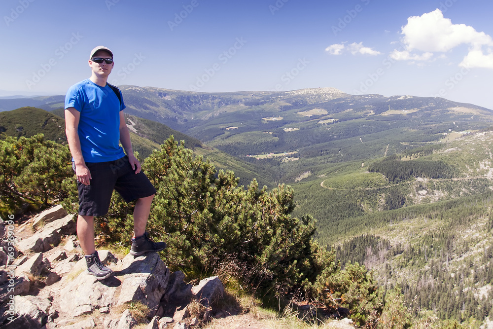 Fototapeta premium Man looks out over the mountains, Hike