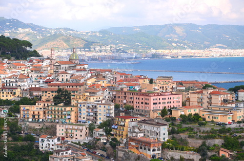 Fotografie przepiekny widok na vietri sul mare na wybrzeżu amalfi, włochy