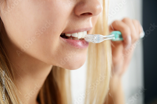 Frau putzt ihre Zähne photo