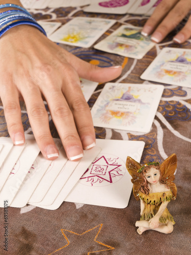 Manos de mujer con Cartas de Tarot. Vista de frente y de cerca