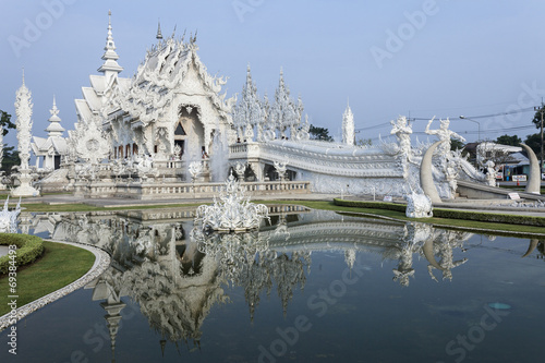 Wat Rong Khun spiegelt sich auf dem Wasser in Thailand