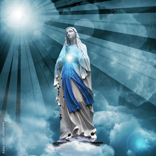 Quadro su tela Madonna statue with blue sky and clouds background